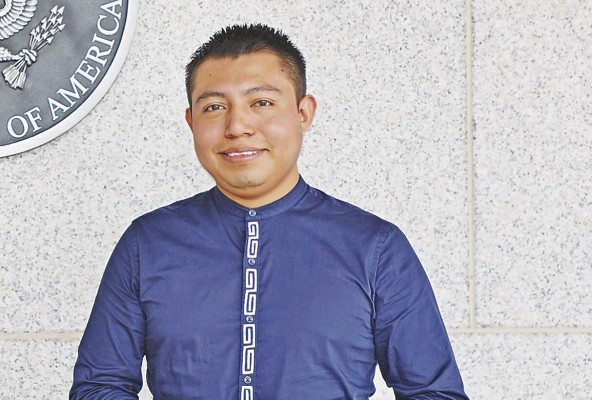 Kevin Alvarado, creador de la primera Mola Guna como NFT. Kevin Alvarado, creador de la primera Mola Guna como NFT.