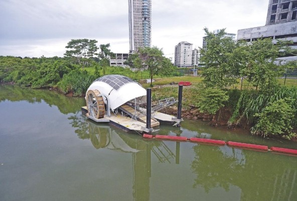 Wanda Díaz, la rueda hidráulica que recoge desechos sólidos flotantes en el Río Juan Díaz antes de que lleguen al mar. Wanda Díaz, la rueda hidráulica que recoge desechos sólidos flotantes en el Río Juan Díaz antes de que lleguen al mar.
