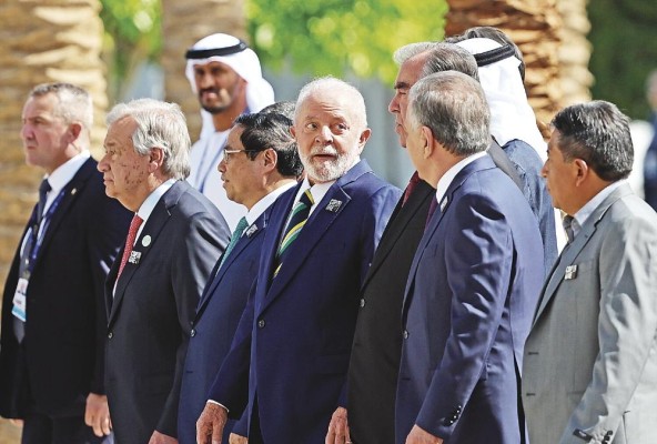 El presidente de Brasil, Luiz Inacio 'Lula' da Silva, camina entre otros líderes durante la COP28 en Expo City Dubái. El presidente de Brasil, Luiz Inacio 'Lula' da Silva, camina entre otros líderes durante la COP28 en Expo City Dubái.