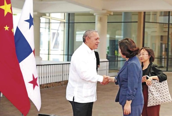 El ministro de Relaciones Exteriores encargado, Vladimir Franco, y la ministra adjunta de Relaciones Exteriores de la República Popular China, Hua Chunying El ministro de Relaciones Exteriores encargado, Vladimir Franco, y la ministra adjunta de Relaciones Exteriores de la República Popular China, Hua Chunying
