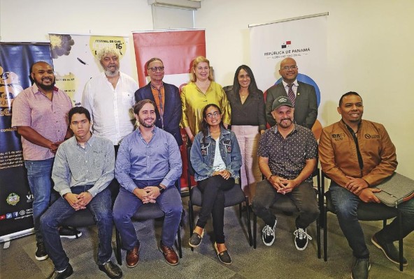 Miembros de la organización y cineastas del festival. Miembros de la organización y cineastas del festival.