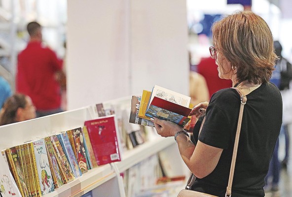 La FIL espera una afluencia de más de 100 mil personas durante los 5 días de feria. La FIL espera una afluencia de más de 100 mil personas durante los 5 días de feria.