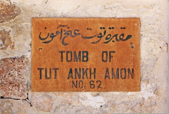 Señalización en la entrada de la tumba del antiguo faraón Señalización en la entrada de la tumba del antiguo faraón