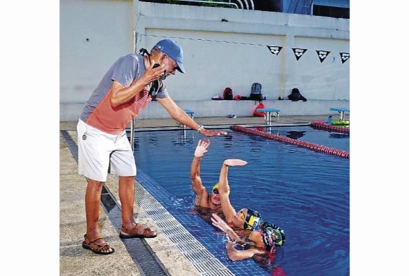 El instructor colonense tuvo una conexión especial con los nadadores más jóvenes. El instructor colonense tuvo una conexión especial con los nadadores más jóvenes.