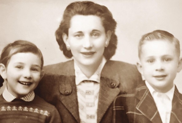 Blanca Klein y sus dos hijos, George y Janett, año 1957. Blanca Klein y sus dos hijos, George y Janett, año 1957.
