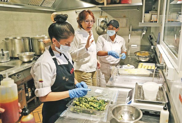 La chef asegura que el reconocimiento no solo refleja “la constancia del trabajo”, sino también la biodiversidad colombiana. La chef asegura que el reconocimiento no solo refleja “la constancia del trabajo”, sino también la biodiversidad colombiana.