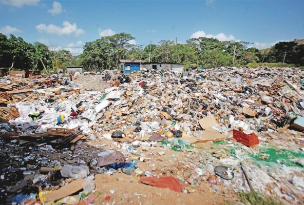 Residuos plásticos en el vertedero de cerro Patacón, ciudad de Panamá. Residuos plásticos en el vertedero de cerro Patacón, ciudad de Panamá.