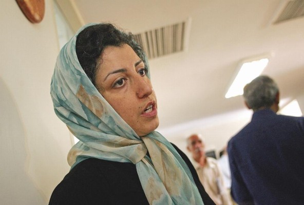 La fotografía del 25 de junio de 2007 muestra a la activista de derechos humanos de la oposición iraní, Narges Mohammadi, en el Centro de Defensores de los Derechos Humanos en Teherán. La fotografía del 25 de junio de 2007 muestra a la activista de derechos humanos de la oposición iraní, Narges Mohammadi, en el Centro de Defensores de los Derechos Humanos en Teherán.