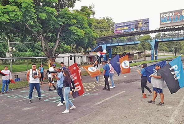Un grupo reducido de estudiantes de la UP mantuvo el cierre de la vía Simón Bolívar. Un grupo reducido de estudiantes de la UP mantuvo el cierre de la vía Simón Bolívar.