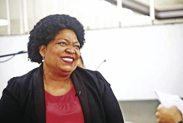 Electra Castillo 'Cuando sueñes algo, ¡despierta!, y comienza a caminar hasta lograrlo'. La nueva directora de la Red de Orquestas y Coros Infantiles y Juveniles de Panamá, que sustituye al músico panameño Dino Nugent, no es una dama común, es una fuerza artística. Es la tercera mujer en la historia en ocupar este cargo. La primera fue Wilma Butcher Monlouis ,y la segunda Carmen Moral. “Cuando recibí la noticia pensé: los jóvenes no son el futuro, son el ya, el ahora (...) Tenemos que hacer que se enamoren de la música. Aquí estoy para ustedes”, suspira. Electra Castillo 'Cuando sueñes algo, ¡despierta!, y comienza a caminar hasta lograrlo'. La nueva directora de la Red de Orquestas y Coros Infantiles y Juveniles de Panamá, que sustituye al músico panameño Dino Nugent, no es una dama común, es una fuerza artística. Es la tercera mujer en la historia en ocupar este cargo. La primera fue Wilma Butcher Monlouis ,y la segunda Carmen Moral. “Cuando recibí la noticia pensé: los jóvenes no son el futuro, son el ya, el ahora (...) Tenemos que hacer que se enamoren de la música. Aquí estoy para ustedes”, suspira.