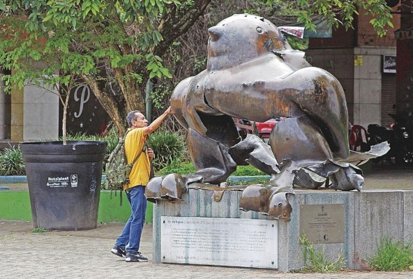 El pájaro en el parque San Antonio de Medellín. El pájaro en el parque San Antonio de Medellín.