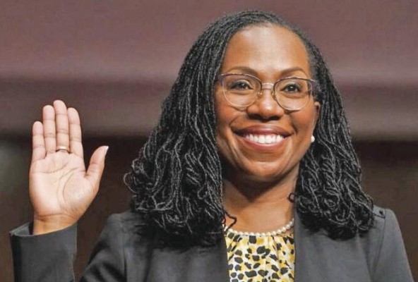La jueza Kentaji Brown Jackson es la primera mujer negra en ocupar un puesto en la Suprema Corte de Justicia en EE.UU. La jueza Kentaji Brown Jackson es la primera mujer negra en ocupar un puesto en la Suprema Corte de Justicia en EE.UU.