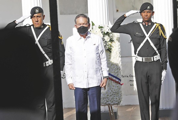 El presidente Laurentino Cortizo hizo entrega de las ofrendas florales. El presidente Laurentino Cortizo hizo entrega de las ofrendas florales.