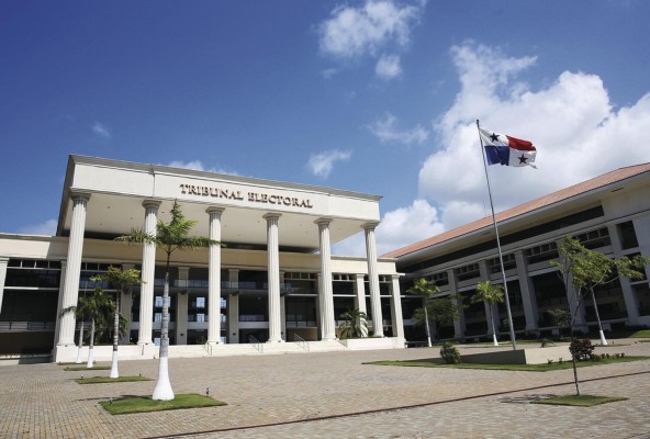 El movimiento 'Panamá Decide' acudirá este martes al TE a presentar el memorial para iniciar el proceso de recolección de firmas para una constituyente paralela. El movimiento 'Panamá Decide' acudirá este martes al TE a presentar el memorial para iniciar el proceso de recolección de firmas para una constituyente paralela.