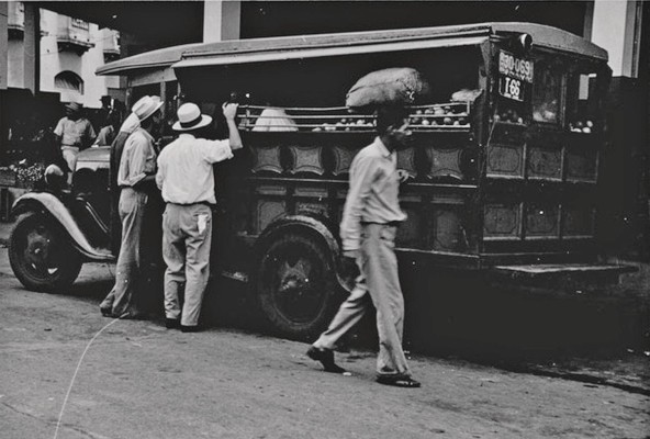 Fotografía de una 'chiva' o pequeño bus que brindaba transporte público en la ciudad de Panamá. Foto tomada en 1939. Fotografía de una 'chiva' o pequeño bus que brindaba transporte público en la ciudad de Panamá. Foto tomada en 1939.