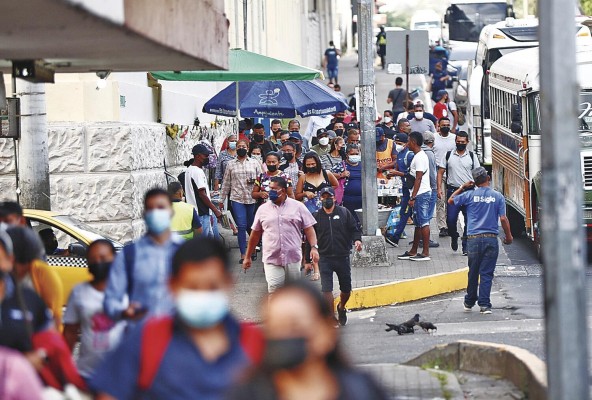 Personas caminan por la avenida de los Mártires en la ciudad de Panamá. Personas caminan por la avenida de los Mártires en la ciudad de Panamá.