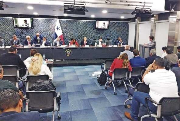 El ministro de Comercio, Federico Alfaro, sustenta y defiende la aprobación del proyecto minero ante la comisión de Comercio. El ministro de Comercio, Federico Alfaro, sustenta y defiende la aprobación del proyecto minero ante la comisión de Comercio.