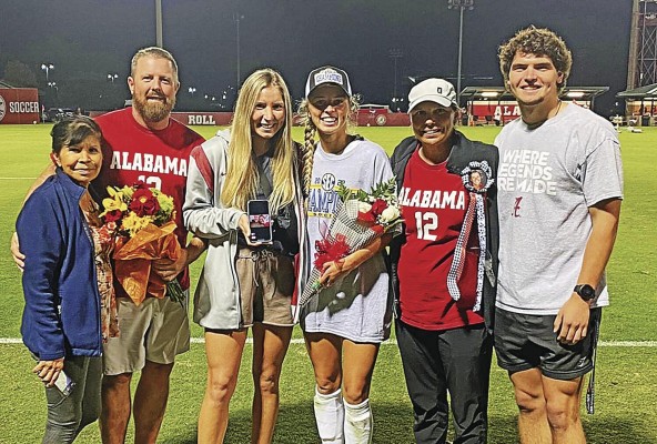 En familia, celebrando uno de sus logros con el equipo de la Universidad de Alabama junto a su abuela Bella, su papá Sean, su hermana Britt, su mamá Bella y su hermano Christian. En familia, celebrando uno de sus logros con el equipo de la Universidad de Alabama junto a su abuela Bella, su papá Sean, su hermana Britt, su mamá Bella y su hermano Christian.