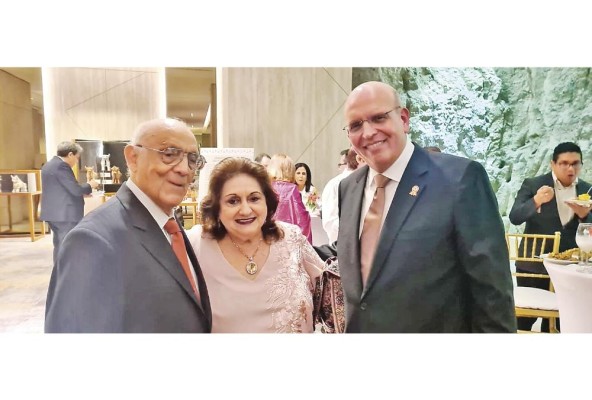 Mario Castro Arenas, Tita Méndez y el embajador de Perú en Panamá Mario López Chávarri. Mario Castro Arenas, Tita Méndez y el embajador de Perú en Panamá Mario López Chávarri.