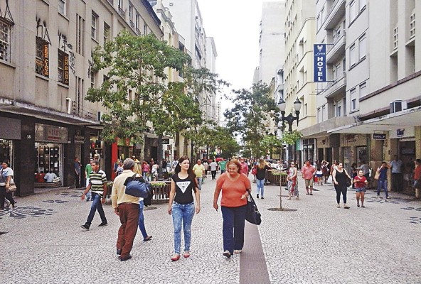 Paseo de las Flores y calle 15 de Noviembre, Curitiba Brasil. Paseo de las Flores y calle 15 de Noviembre, Curitiba Brasil.