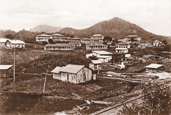 Fotografía del poblado de Nueva Gorgona con la construcción de las edificaciones que utilizarían los norteamericanos durante la construcción del Canal. A partir de diciembre de 1912 se da la orden de despoblamiento y los poblados dentro de la Zona fueron desmantelados y su población expulsada. Fotografía del poblado de Nueva Gorgona con la construcción de las edificaciones que utilizarían los norteamericanos durante la construcción del Canal. A partir de diciembre de 1912 se da la orden de despoblamiento y los poblados dentro de la Zona fueron desmantelados y su población expulsada.