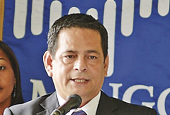 Angel Calderón. Abogado Fue fiscal Auxiliar y fiscal Segundo de Circuito. Además, fue director del Sistema Penitenciario durante el quinquenio 2009-2014. Angel Calderón. Abogado Fue fiscal Auxiliar y fiscal Segundo de Circuito. Además, fue director del Sistema Penitenciario durante el quinquenio 2009-2014.