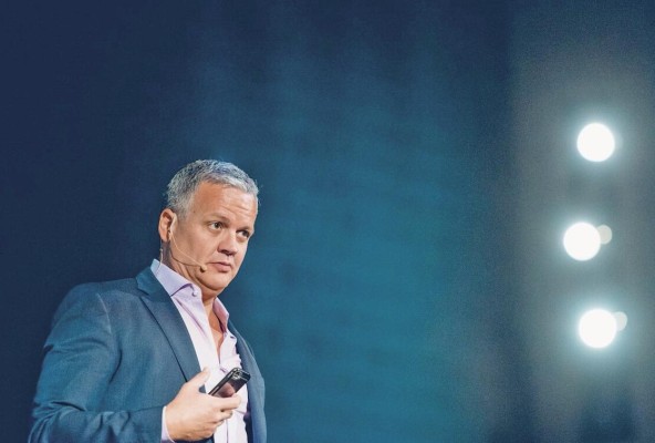 Durante 20 años, a través de la televisión, la radio, columnas, libros y conferencias en Latinoamérica, Xavier se ha dedicado a preparar a las familias hispanas para asumir el control de su futuro financiero. Durante 20 años, a través de la televisión, la radio, columnas, libros y conferencias en Latinoamérica, Xavier se ha dedicado a preparar a las familias hispanas para asumir el control de su futuro financiero.