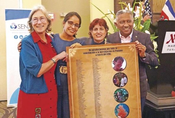 La doctora recibió un pergamino con los nombres de las personas que trabajaron con ella gracias al programa ICBG. La doctora recibió un pergamino con los nombres de las personas que trabajaron con ella gracias al programa ICBG.