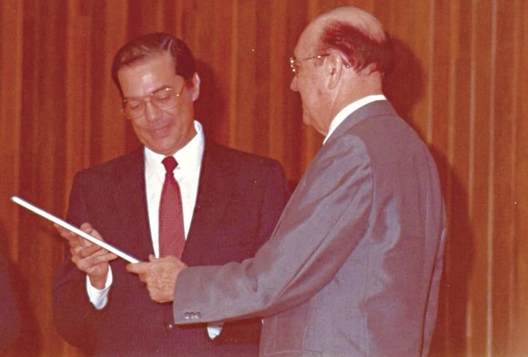 Nicolás Ardito Barletta, (de frente), expresidente de la República Nicolás Ardito Barletta, (de frente), expresidente de la República