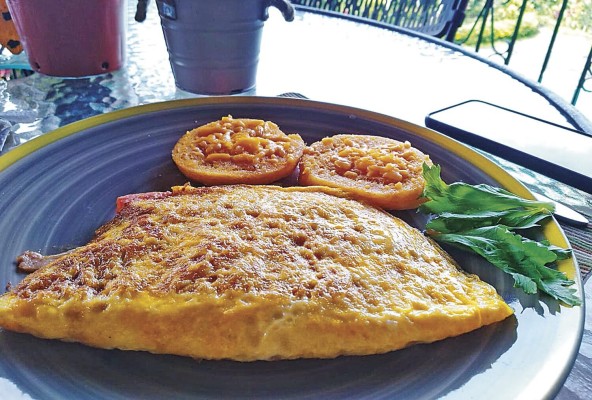 Omelette con champiñones y vegetales. Omelette con champiñones y vegetales.