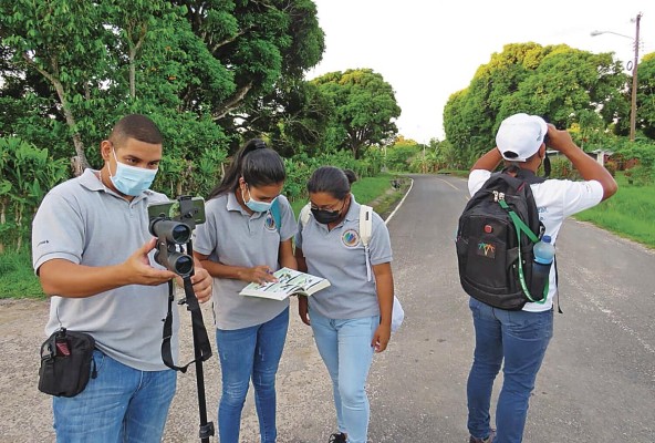 Jóvenes de la comunidad El Retiro, en Antón, en busca de aves. Jóvenes de la comunidad El Retiro, en Antón, en busca de aves.