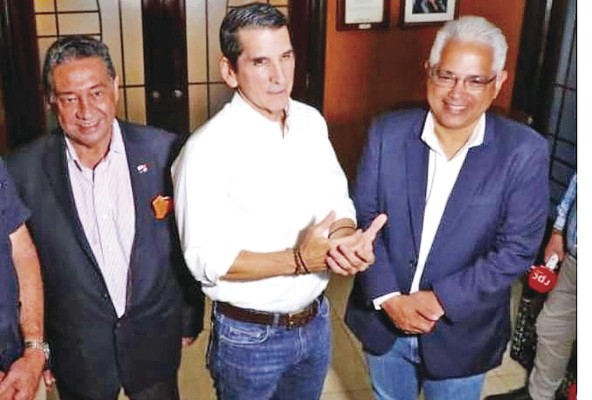 José Alberto Álvarez, presidente de PAIS; Rómulo Roux, presidente de CD, y José Isabel Blandón, presidente del partido Panameñista José Alberto Álvarez, presidente de PAIS; Rómulo Roux, presidente de CD, y José Isabel Blandón, presidente del partido Panameñista