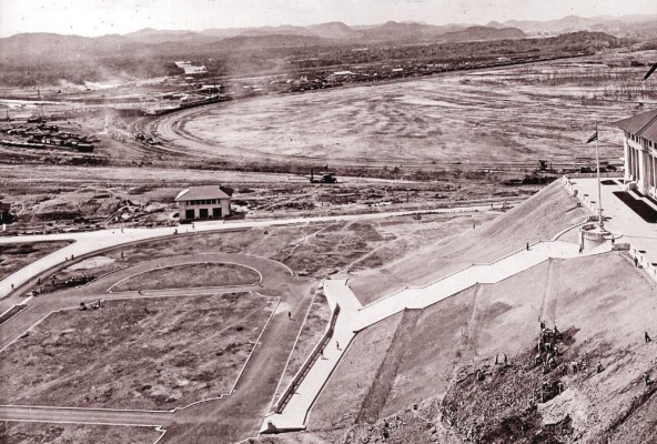 Zona del Canal de Panamá. Acceso al edificio de la Administración en Balboa, 1915. Zona del Canal de Panamá. Acceso al edificio de la Administración en Balboa, 1915.