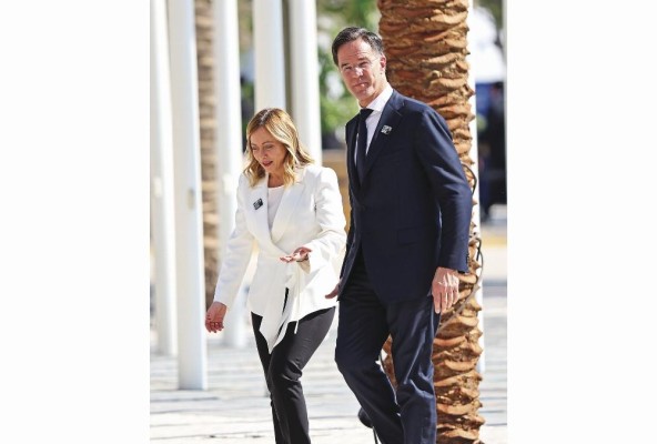 La primera ministra italiana, Giorgia Meloni, intercambió impresiones con el primer ministro danés, Mark Rutte. La primera ministra italiana, Giorgia Meloni, intercambió impresiones con el primer ministro danés, Mark Rutte.
