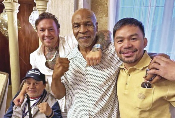 Roberto Durán (sentado), Conor McGregor (i.), Mike Tyson (c.) y Manny Pacquiao (d.) durante su encuentro Roberto Durán (sentado), Conor McGregor (i.), Mike Tyson (c.) y Manny Pacquiao (d.) durante su encuentro