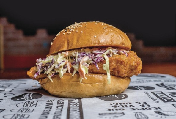 Sweet chicken burger, una versión poco convencional y deliciosa Sweet chicken burger, una versión poco convencional y deliciosa