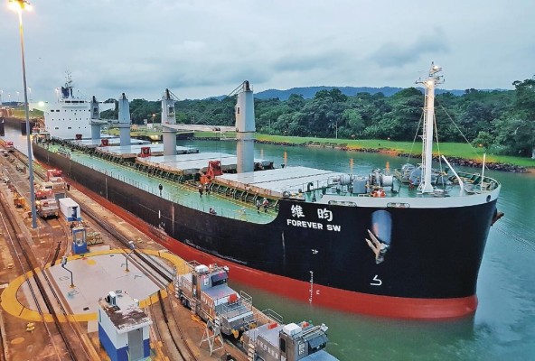 Imagen de un buque en las esclusas de la Autoridad del Canal de Panamá. Imagen de un buque en las esclusas de la Autoridad del Canal de Panamá.