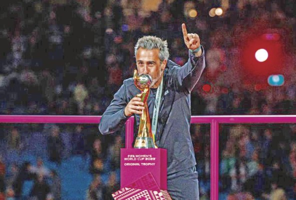 Jorge Vilda, el entrenador ganador de la Copa Mundial debería continuar al mando de España, pero el ambiente de “crispación” en el entorno puede mermar su posición. Jorge Vilda, el entrenador ganador de la Copa Mundial debería continuar al mando de España, pero el ambiente de “crispación” en el entorno puede mermar su posición.