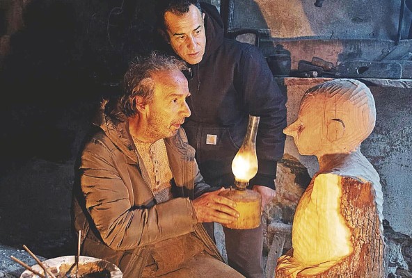 En su versión, Garrone adoptó el diseño de los muñecos de madera propios de la época de Collodi, dando un toque auténtico a la Toscana del siglo XIX. En su versión, Garrone adoptó el diseño de los muñecos de madera propios de la época de Collodi, dando un toque auténtico a la Toscana del siglo XIX.