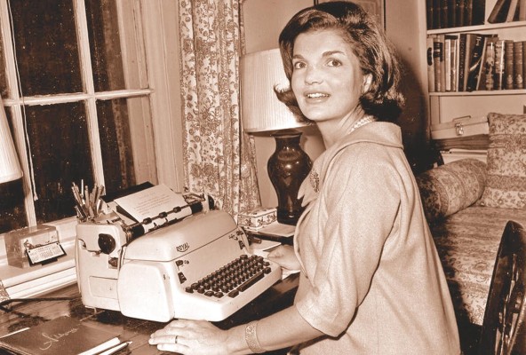 Jacqueline 'Jackie' Kennedy, una de las primeras damas más icónicas de EE.UU., sentó las bases de una gestión femenina moderna dentro de la Casa Blanca. Jacqueline 'Jackie' Kennedy, una de las primeras damas más icónicas de EE.UU., sentó las bases de una gestión femenina moderna dentro de la Casa Blanca.