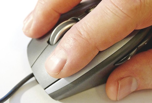 Es primordial colocar el ratón junto al teclado y con espacio suficiente para manejarlo correctamente. Es primordial colocar el ratón junto al teclado y con espacio suficiente para manejarlo correctamente.