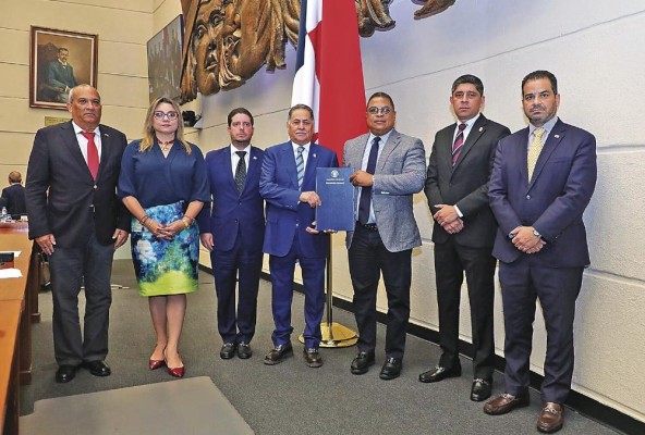Los ministros de Comercio, Federico Alfaro; de Ambiente, Milciades Concepción; y de Trabajo, Doris Zapata estuvieron presentes en la sesión del pleno. Los ministros de Comercio, Federico Alfaro; de Ambiente, Milciades Concepción; y de Trabajo, Doris Zapata estuvieron presentes en la sesión del pleno.