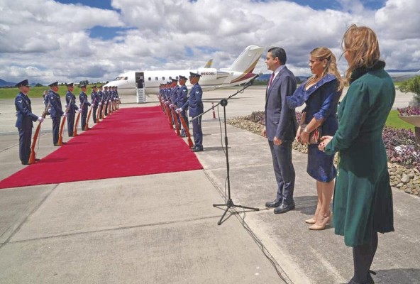 Carrizo Jaén fue recibido con honores en el Aeropuerto Internacional El Dorado, en Bogotá. Carrizo Jaén fue recibido con honores en el Aeropuerto Internacional El Dorado, en Bogotá.