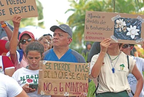 Ayer en la Cinta Costera se realizó una protesta ciudadana en contra de la aprobación del contrato ley minero. Ayer en la Cinta Costera se realizó una protesta ciudadana en contra de la aprobación del contrato ley minero.