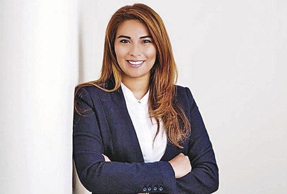 Larissa Montenegro 'Hace falta una mayor inversión en la educación pública'. Gracias a la formación de sus padres, Montenegro creció entre equipos electrónicos y a sus 5 años jugaba con tarjetas de circuitos. Aplicó a una maestría en ingeniería biomédica en Hamburgo, Alemania. Paralelamente estuvo trabajando medio tiempo en el departamento de estudios y regulaciones clínicas de Olympus Europa, en Hamburgo. Durante sus estudios realizó varios análisis de prototipos de dispositivos médicos. Larissa Montenegro 'Hace falta una mayor inversión en la educación pública'. Gracias a la formación de sus padres, Montenegro creció entre equipos electrónicos y a sus 5 años jugaba con tarjetas de circuitos. Aplicó a una maestría en ingeniería biomédica en Hamburgo, Alemania. Paralelamente estuvo trabajando medio tiempo en el departamento de estudios y regulaciones clínicas de Olympus Europa, en Hamburgo. Durante sus estudios realizó varios análisis de prototipos de dispositivos médicos.