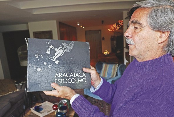 El escritor colombiano Gonzalo Mallarino Flórez enseña el libro “Aracataca Estocolmo” durante una entrevista con EFE. El escritor colombiano Gonzalo Mallarino Flórez enseña el libro “Aracataca Estocolmo” durante una entrevista con EFE.
