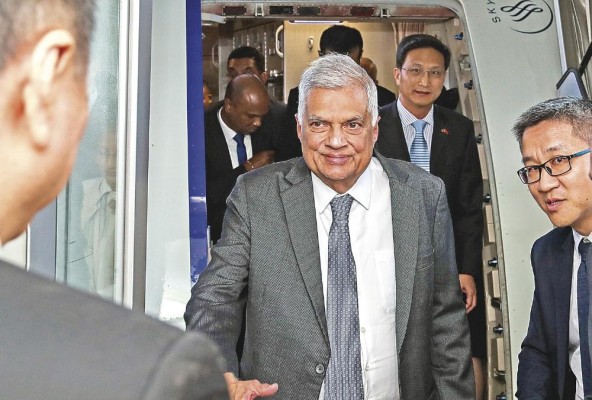 El presidente de Sri Lanka, Ranil Wickremesinghe, a su arribo en Beijing. El presidente de Sri Lanka, Ranil Wickremesinghe, a su arribo en Beijing.