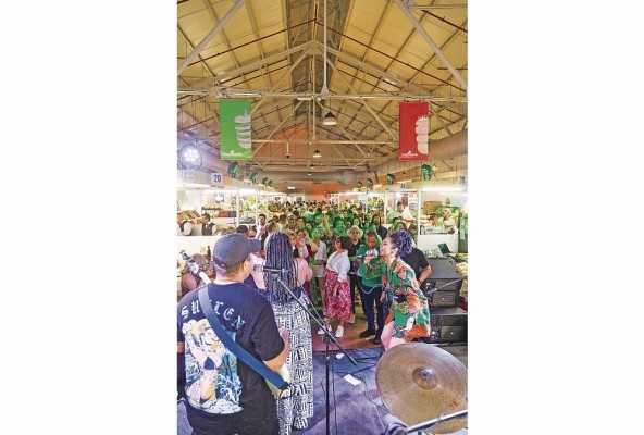 La agrupación Afrodisíaco amenizó la noche en el Mercado San Felipe Neri La agrupación Afrodisíaco amenizó la noche en el Mercado San Felipe Neri