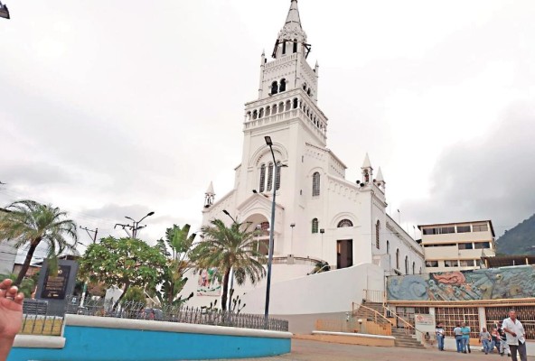Basílica Virgen de Monserrate en Montecristi Basílica Virgen de Monserrate en Montecristi