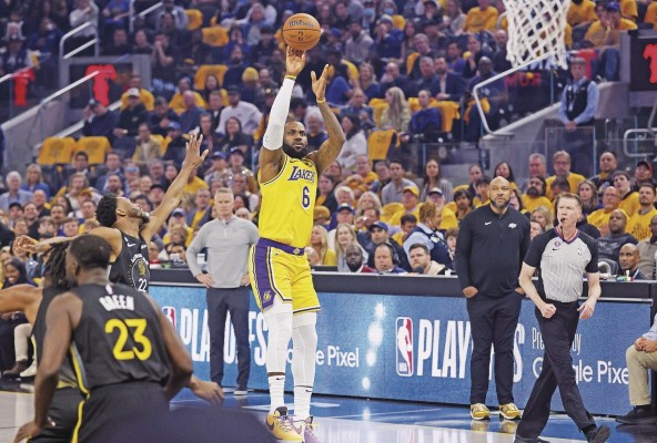 LeBron James, el basketbolista mejor pagado del mundo. LeBron James, el basketbolista mejor pagado del mundo.